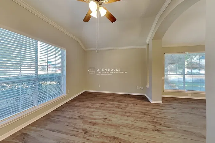 3 bed, 2.0 bath, 1940 sqft, $2,200 — Photo 3