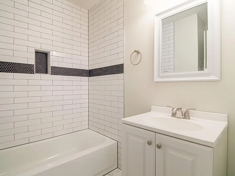 2822 Laura Cir E — Photo 6