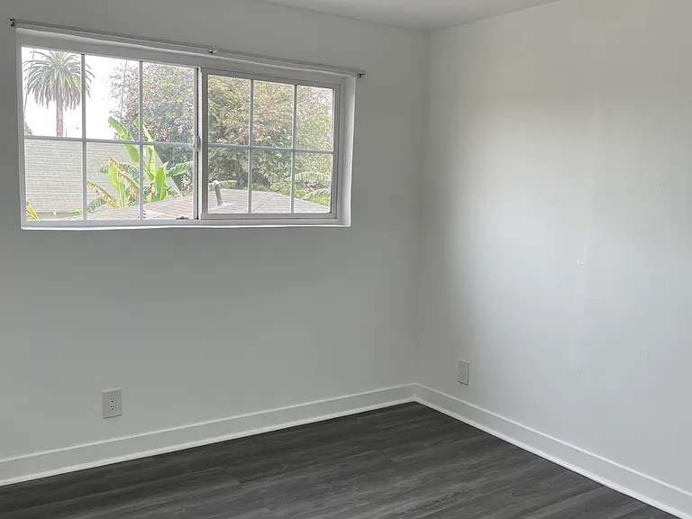 711 W 81st St #6 — Photo 10