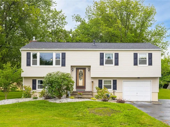 1964 Paddy Ln, Ontario, NY 14519