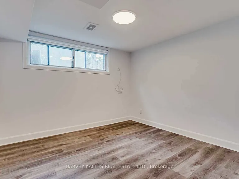 135 Combe Ave — Photo 30