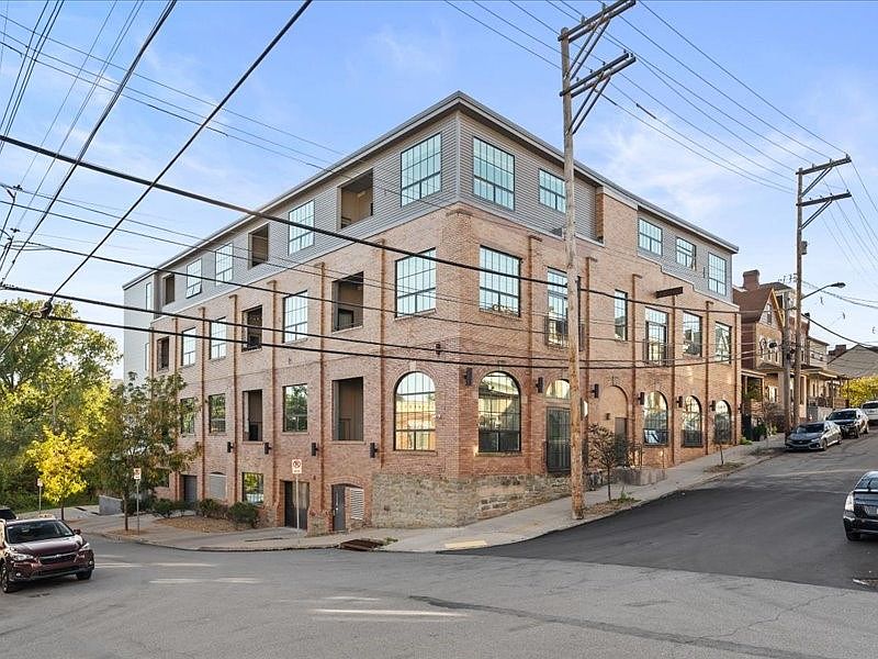 1st image of 622 Gross St Unit 305