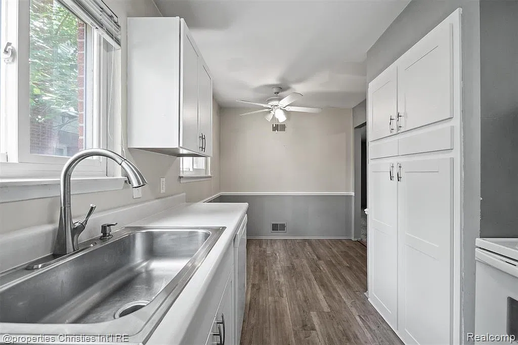 3 bed, 2.0 bath, 2542 sqft, $2,200 — Photo 1