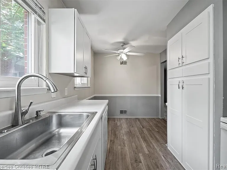 215 Woodsboro Dr — Photo 6