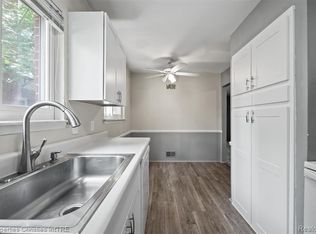 215 Woodsboro Dr, Royal Oak, MI 48067