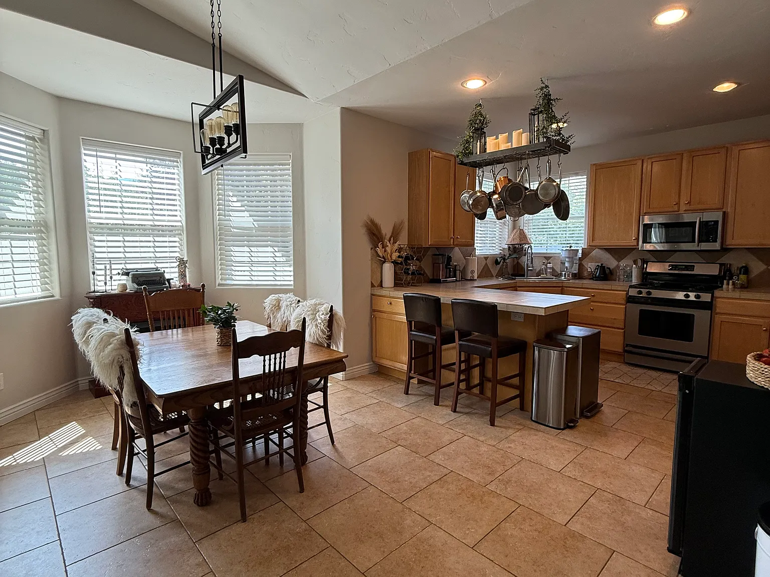 4 bed, 2.5 bath, 2279 sqft, $6,000 — Photo 3