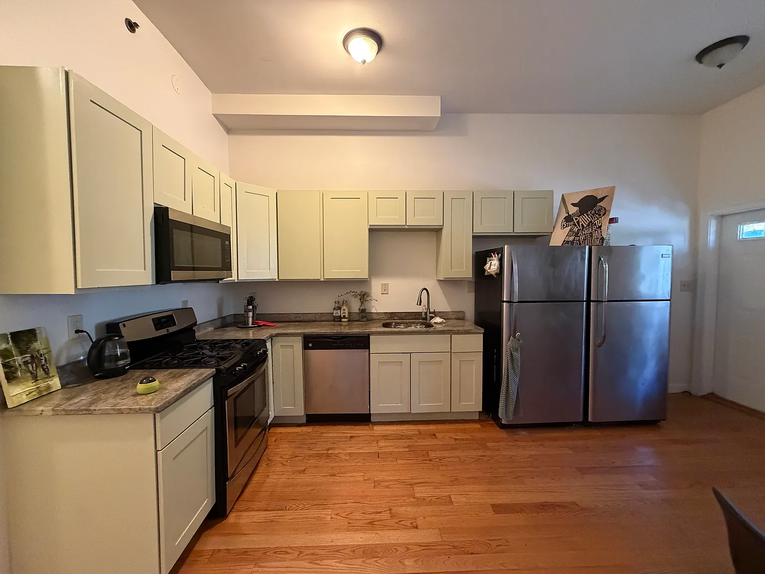 4 bed, 9999 sqft, $4,500 — Photo 2