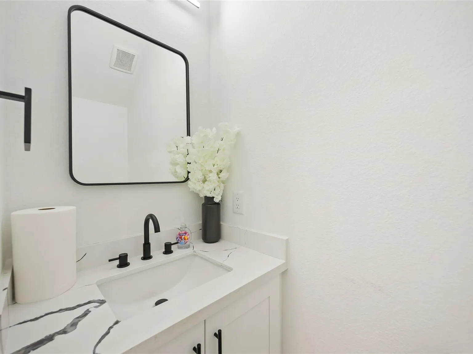 3 bed, 2.5 bath, 2904 sqft, $2,500 — Photo 4