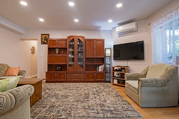 Sold by Sold By Bart Real Estate Partners inc | media 5