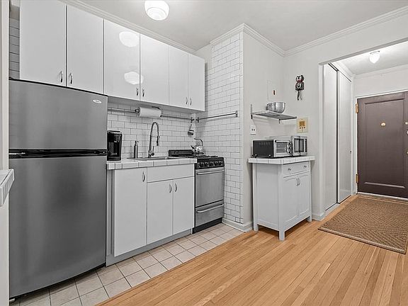 2nd image of 1125 Lorimer St APT 2J