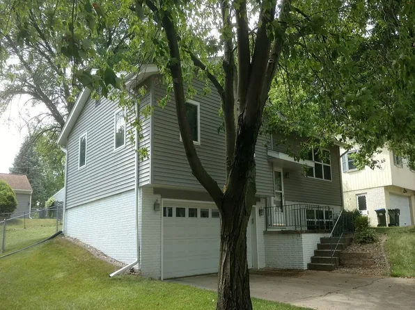 823 Keswick Dr, Iowa City, IA 52246