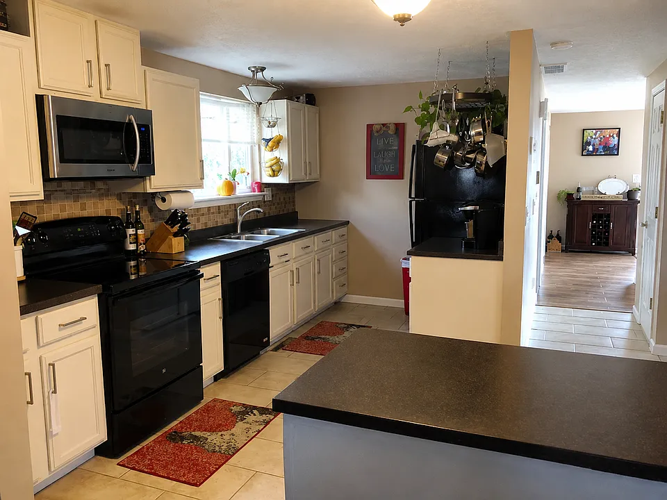 2013 Devonshire Dr