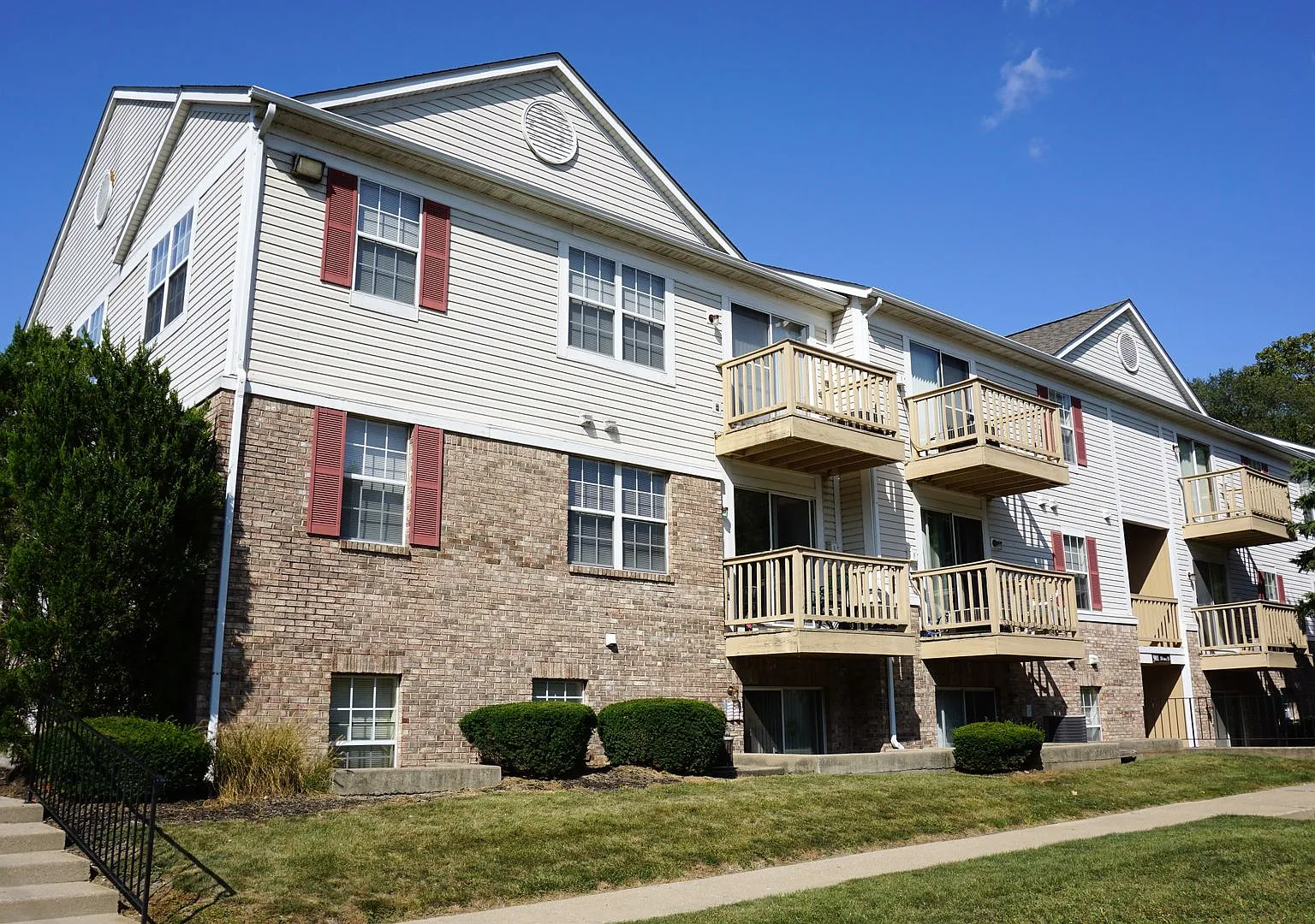 Vantage Pointe Apartments — Photo 1