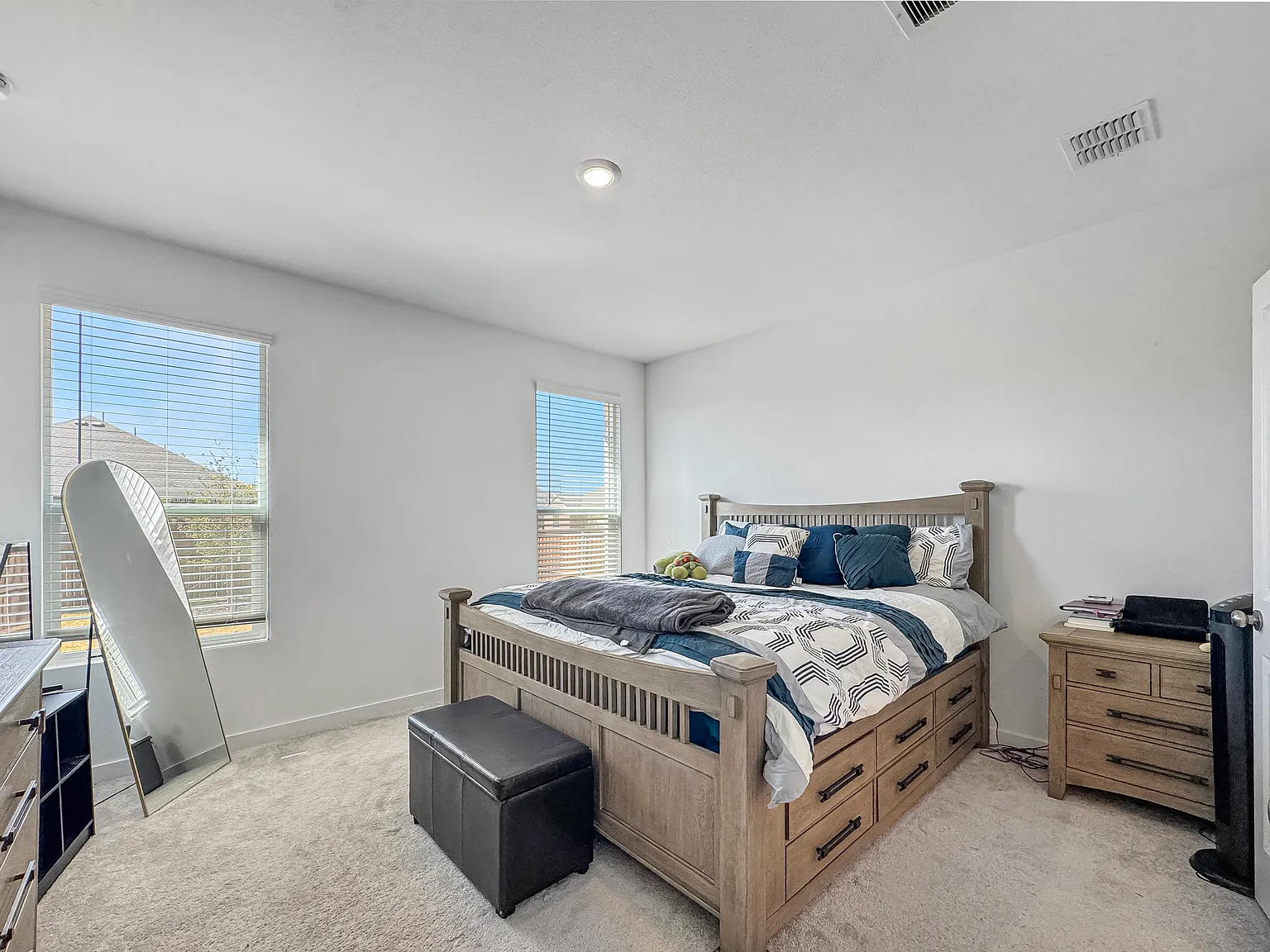 4 bed, 2083 sqft, $2,800 — Photo 2