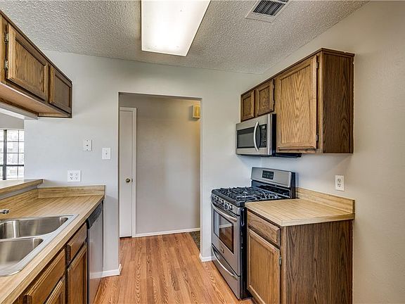 5th image of 2806 Geneva Dr