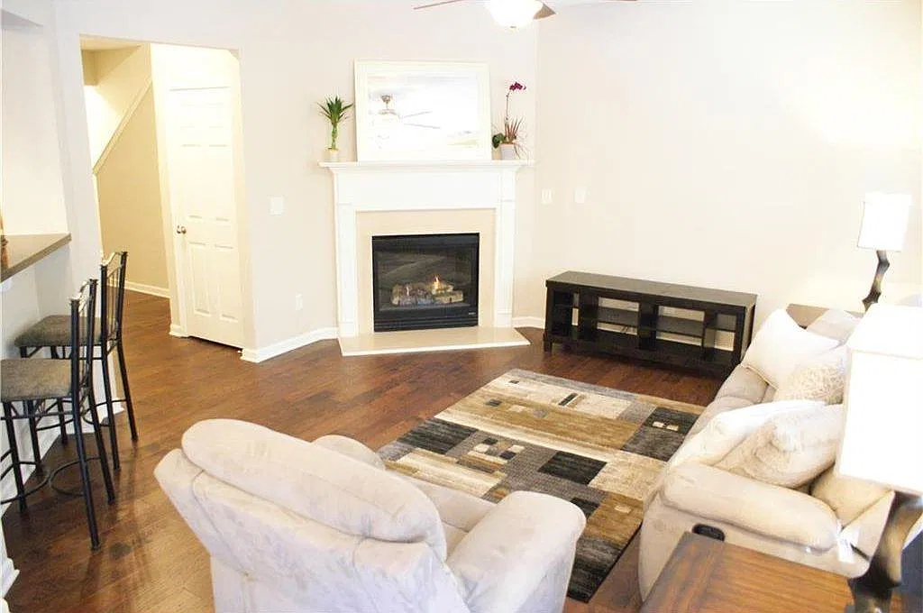 4 bed, 2.5 bath, 1975 sqft, $2,095 — Photo 4