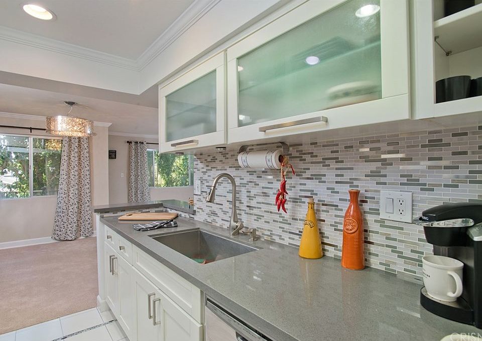 1st image of 12801 Moorpark St Unit 207