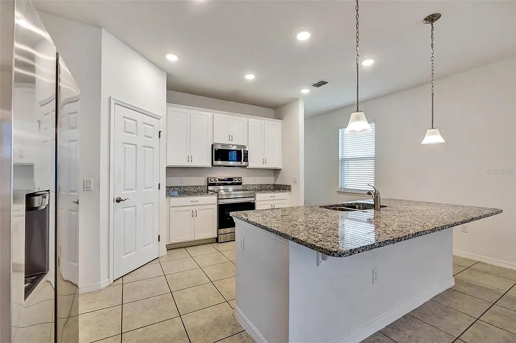 3 bed, 2.0 bath, 1619 sqft, $2,200 — Photo 4