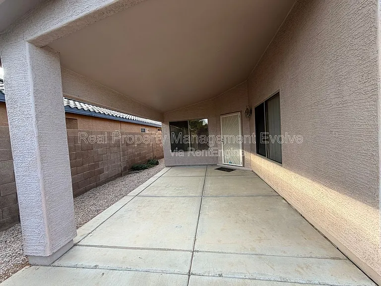 15847 W Saguaro Ln — Photo 26