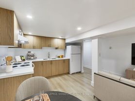 896 Bathurst St, Toronto, ON