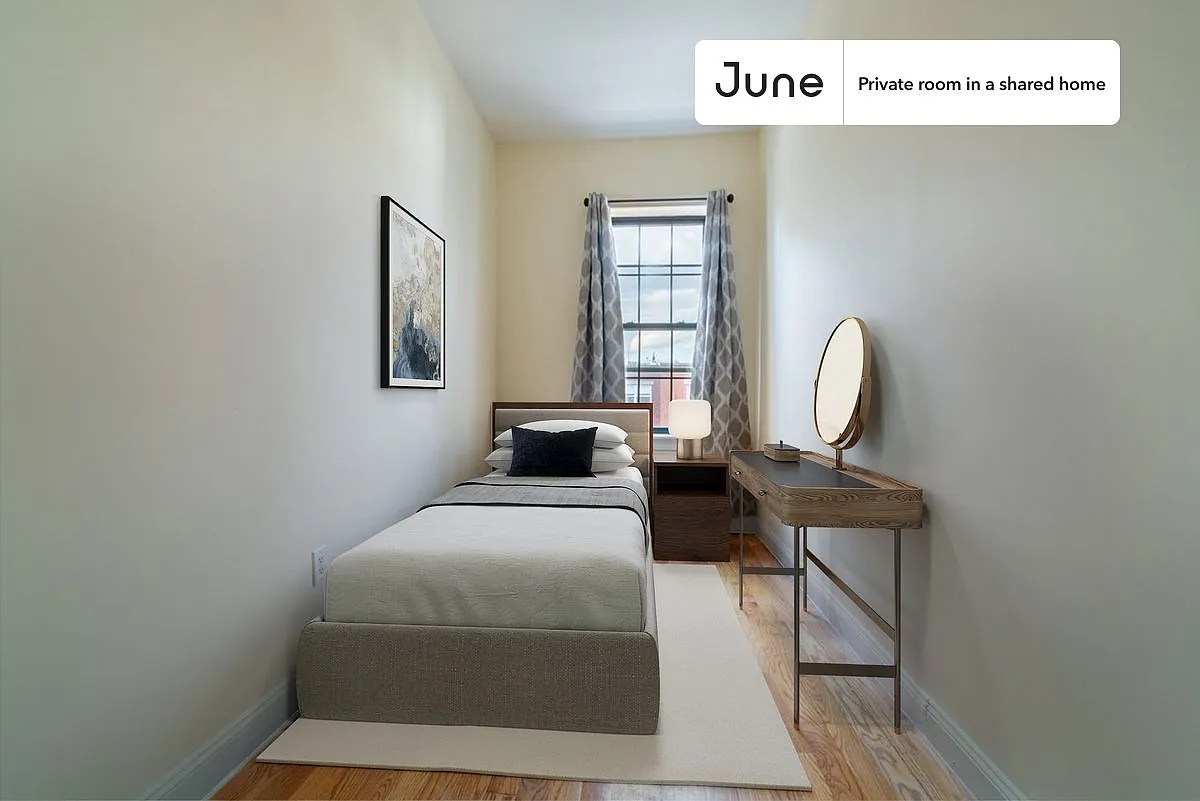 Queen bedroom in 3 bed/2 bath home in Bushwick #892 A — Photo 1