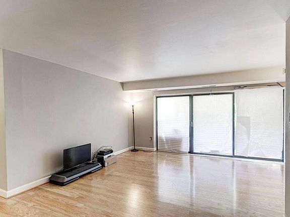 3rd image of 6139 Leesburg Pike APT 307