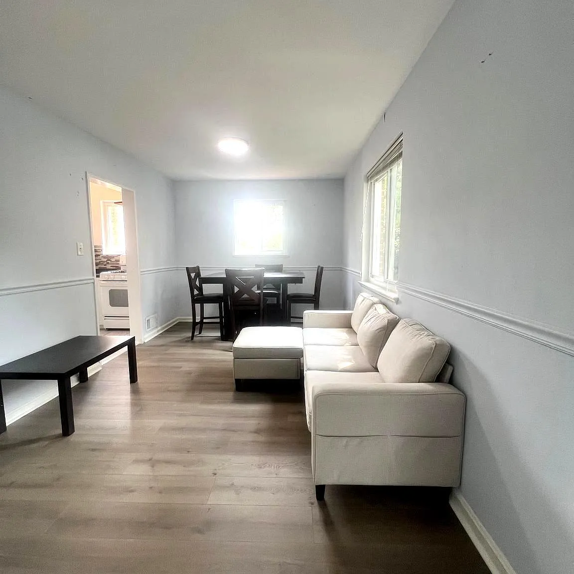 3 bed, 1000 sqft, $2,420 — Photo 1