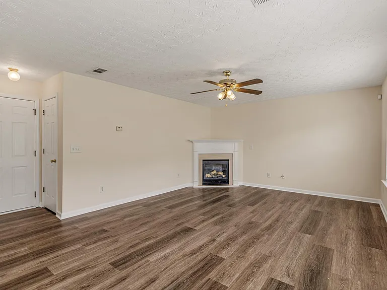 310 Sarasota Ln — Photo 16
