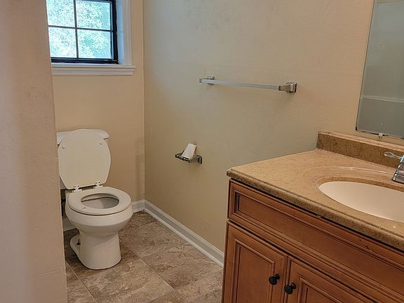 5th image of 250 Lake Dr