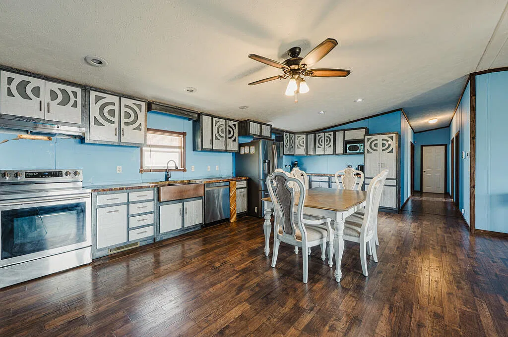 4 bed, 2.0 bath, 1800 sqft, $1,700 — Photo 2