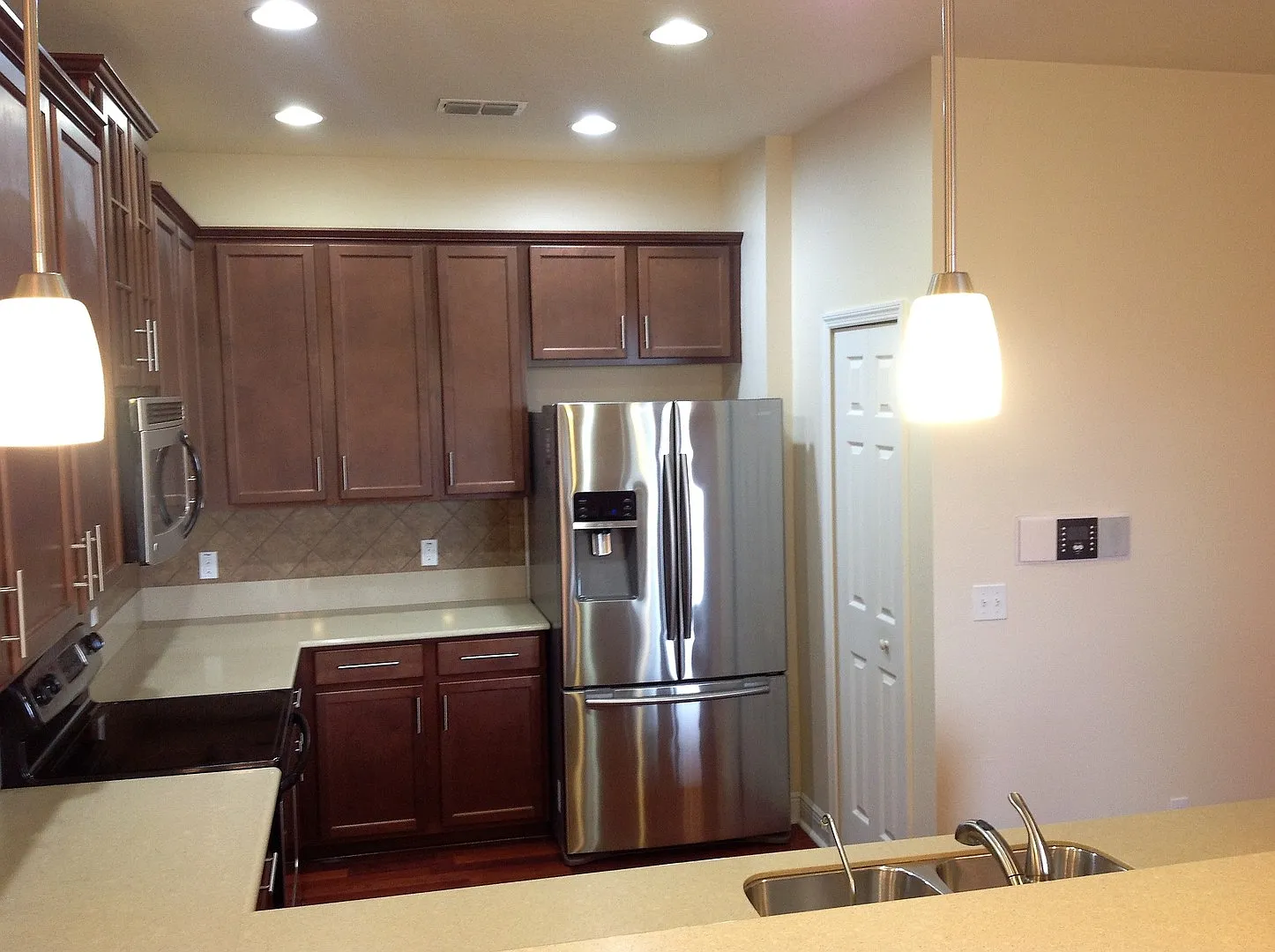 Amazingly Upgraded 3 bd / 2.5 ba Townhome ! — Photo 2