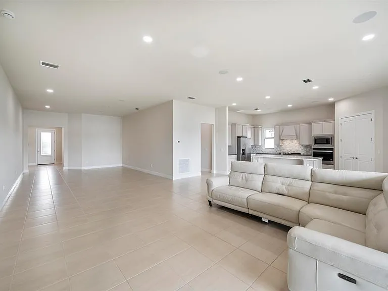 818 SE Courances Dr — Photo 10