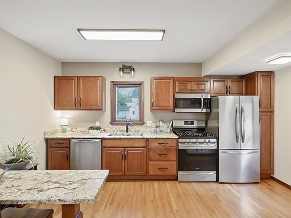 3rd image of 1621 Evans Ave