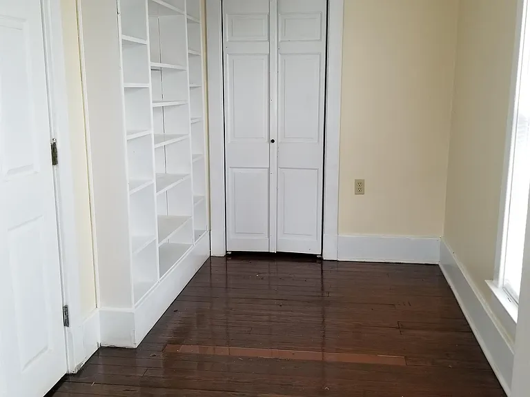 Beautiful room with shelf