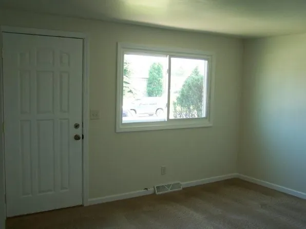 1470 N 7th St #E, Manitowoc, WI 54220