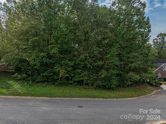 3rd image of 905 Tiffany Ln