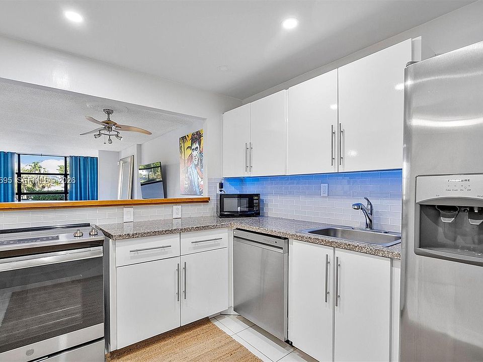 2nd image of 600 Parkview Dr APT 227