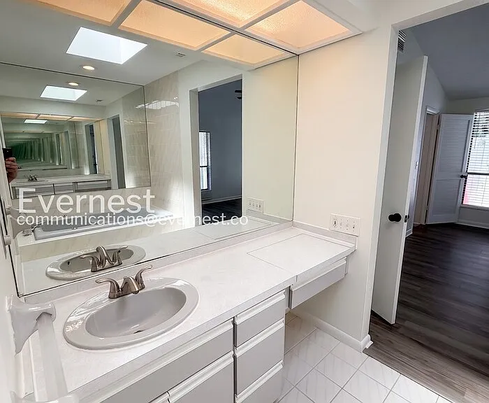 1915 W Orient St — Photo 22