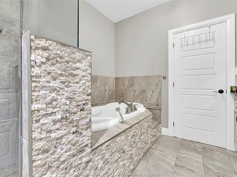 498 Sacred Heart Dr #UPPER — Photo 12