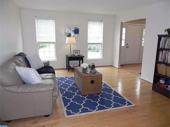 5th image of 136 Cliveden Dr