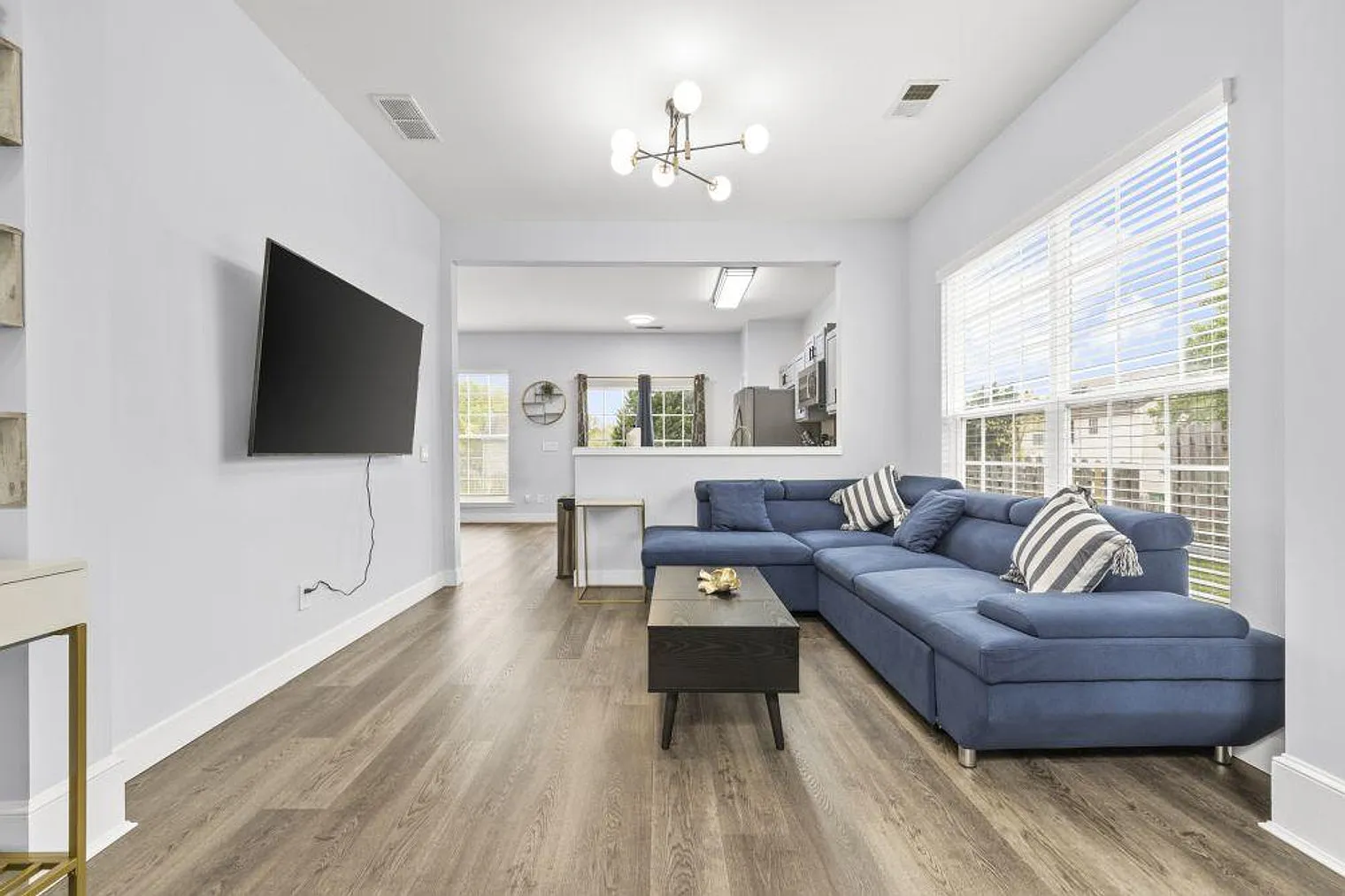 3 bed, 2.0 bath, 1259 sqft, $6,842 — Photo 2