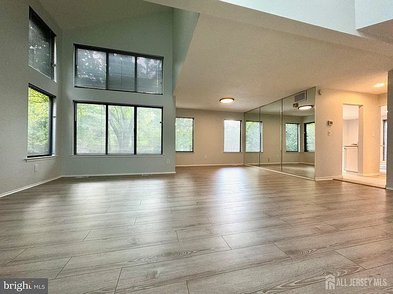 104 Sayre Dr — Photo 6