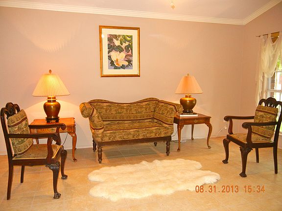 Living/crown molding