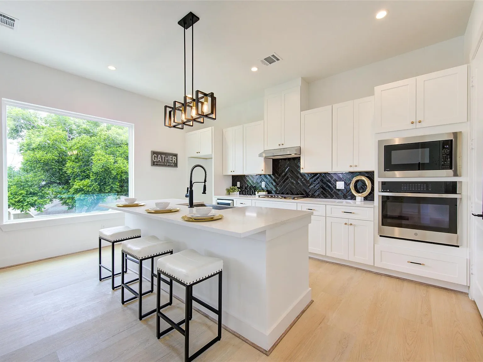 3 bed, 3.5 bath, 1994 sqft, $3,499 — Photo 4