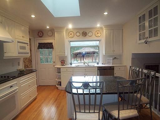 Newer Eat-in Kitchen w/Granite, Hardwood Floors, Skylight and more