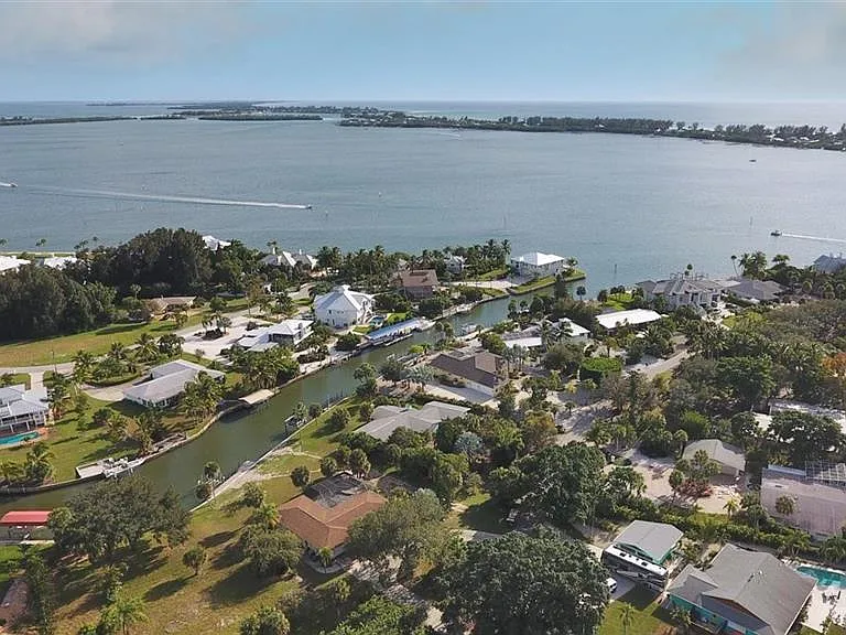 500 Green Dolphin Dr S — Photo 4