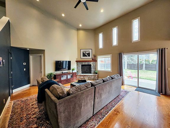 3rd image of 1741 Laurelwood Dr