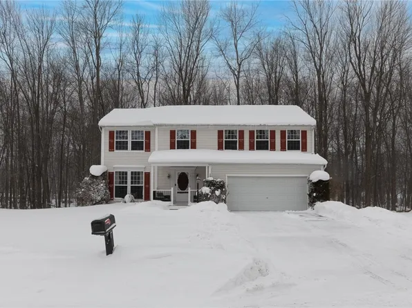 1045 Fawn Wood Dr, Webster, NY 14580