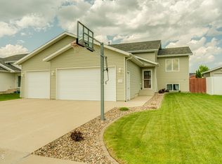 3908 48th St NW, Mandan, ND 58554