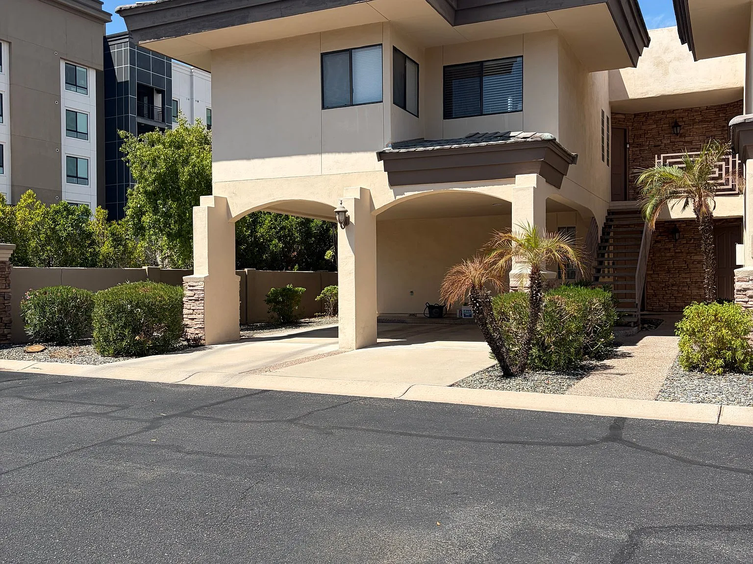 One Bedroom Condo 3235 E Camelback Rd - Close to Biltmore Golf Course — Photo 1